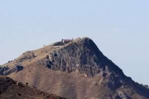 Il Monte Kalfa e il Santuario della Madonna dell'Aiuto sopra Roccafiorita
